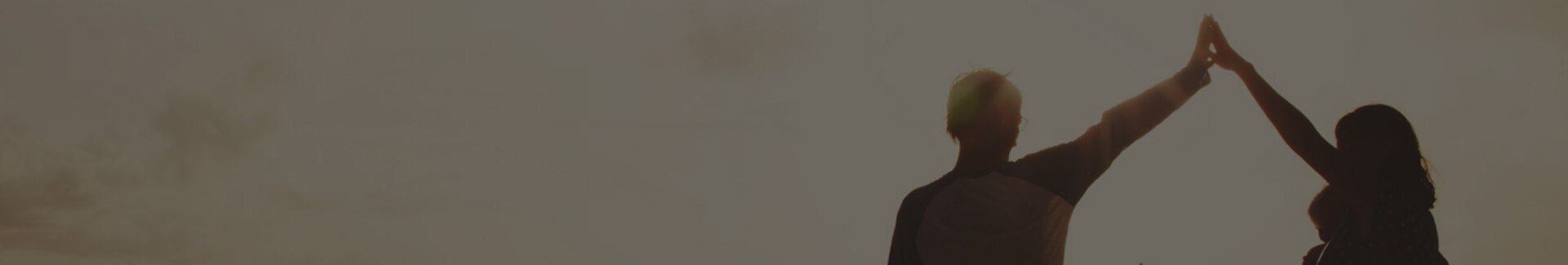 زوجانيمسكانبأيديبعضهما