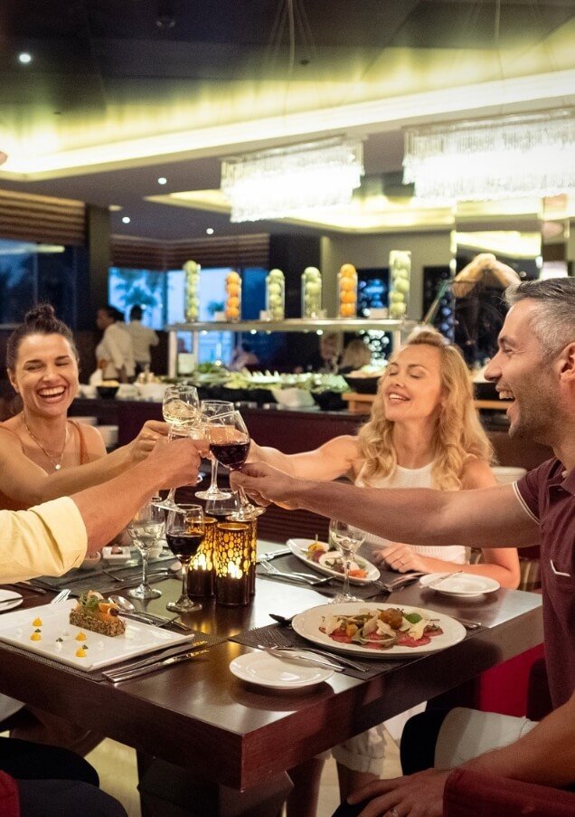 زوجانيتناولانالعشاءومشروبهماالمفضل