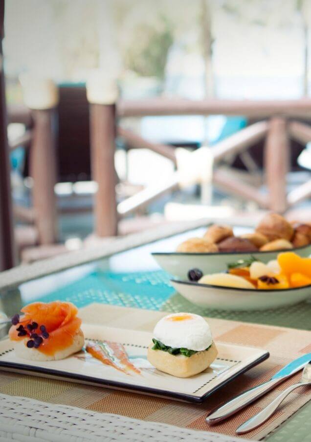 طاولةفيالهواءالطلقعليهاأطباقالإفطار