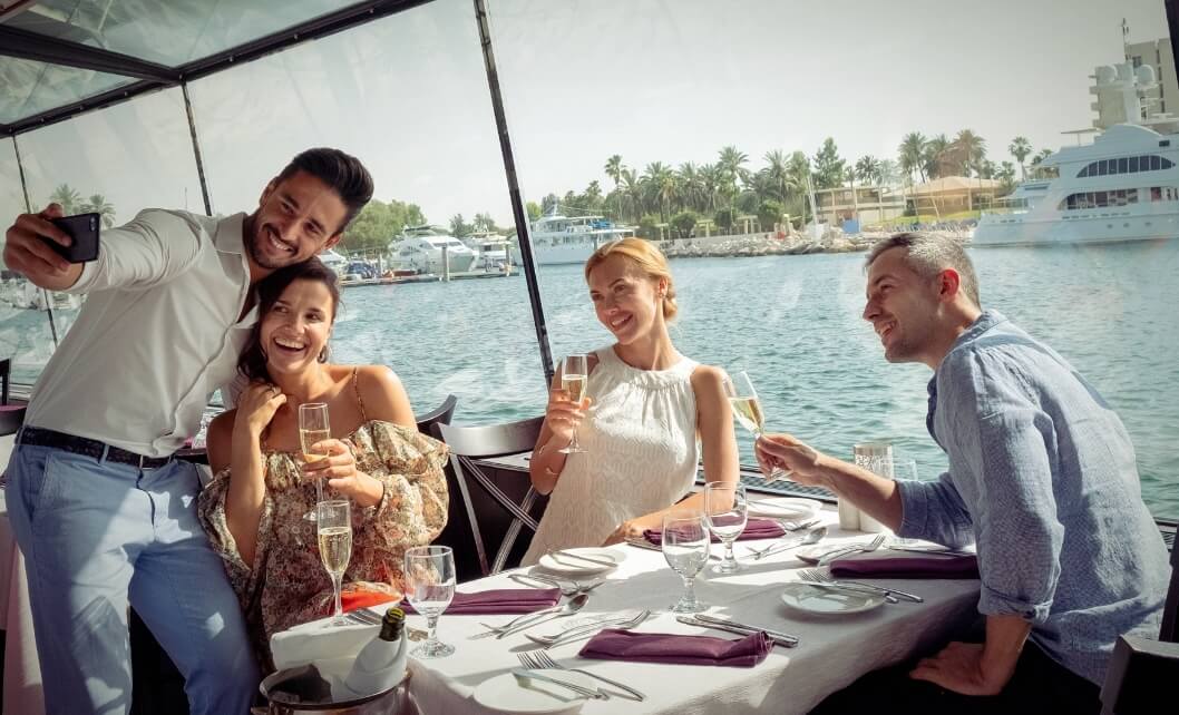 زوجانيتناولانالعشاءعلىمتنقارب