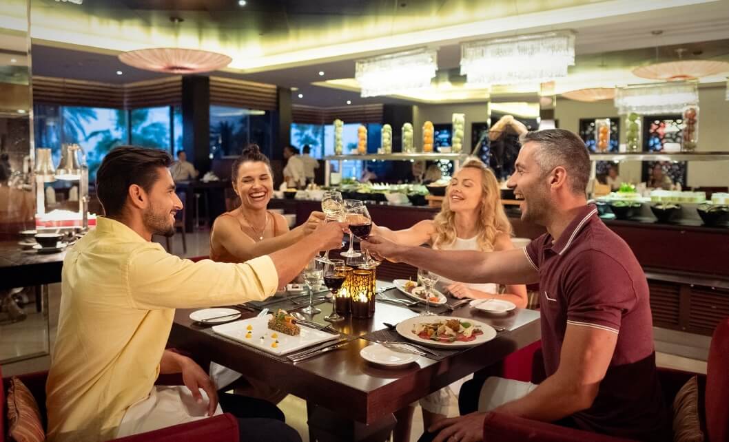 زوجانيتناولانالعشاءومشروبهماالمفضل