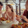 Семейныйобедсбургерамиипиццей