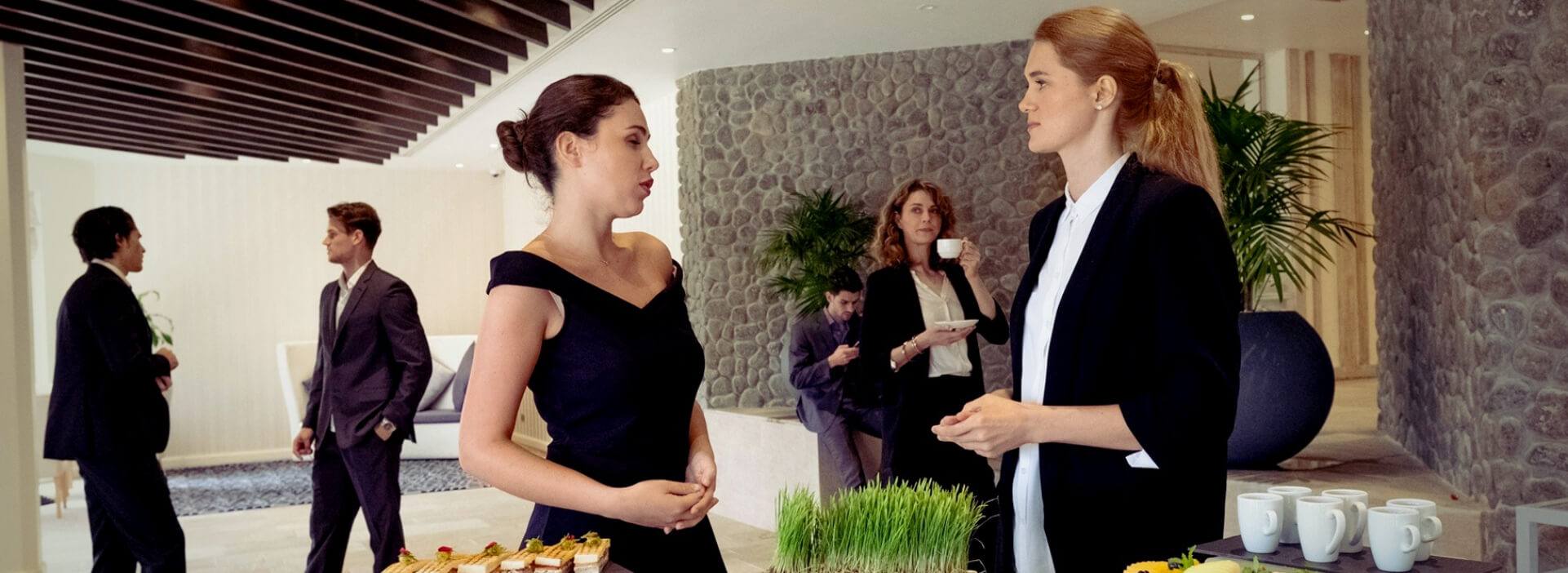 سيداتأعماليتبادلنالحديثفيالبهو