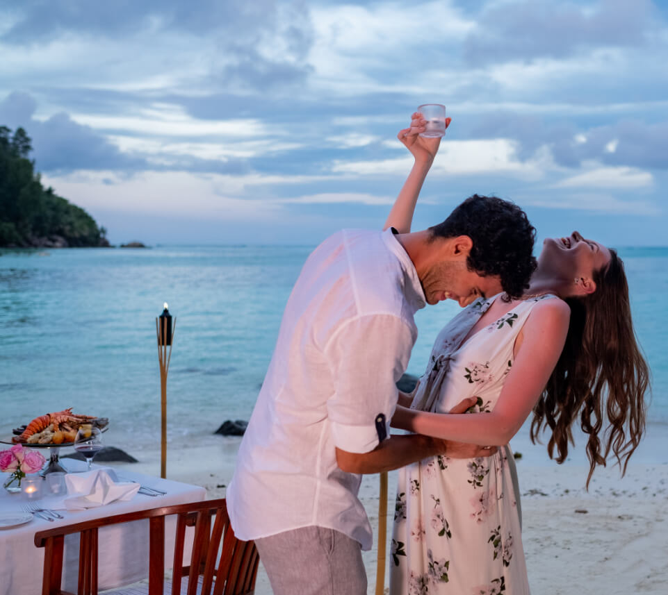 زوجانيرقصانعلىالشاطئليلاً