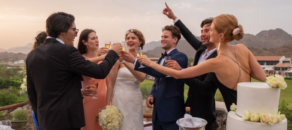 مجموعةمنالأصدقاءيتناولونالمشروباتفيحفلزفافوسطالطبيعةالجبلية